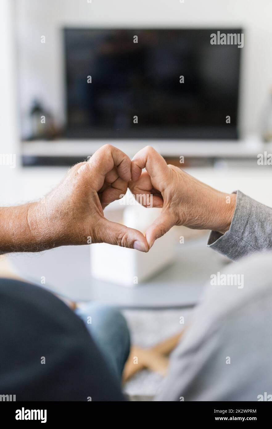 Felice coppia romantica anziana innamorata di casa Foto Stock