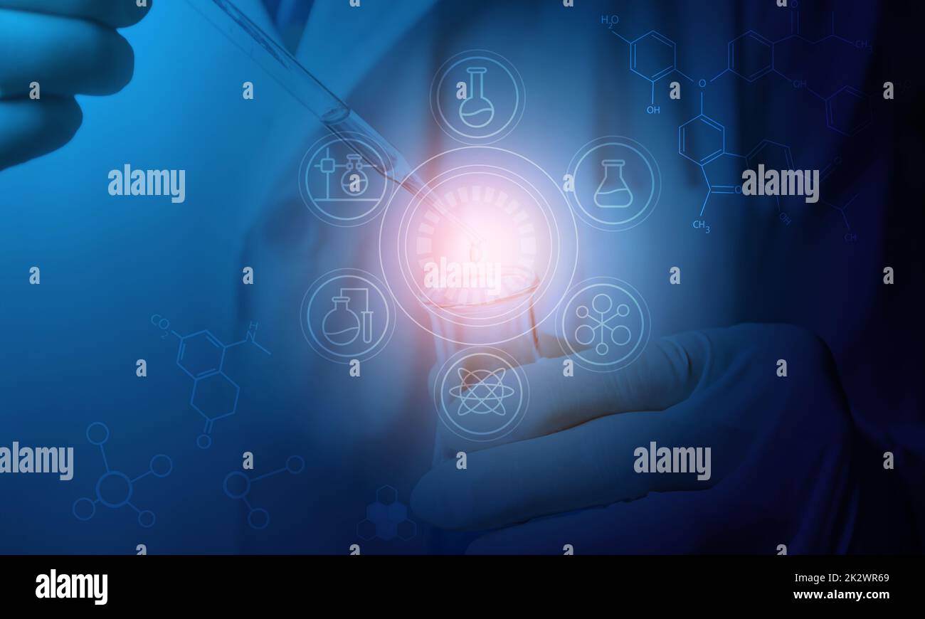 Ricercatore con provette per analisi chimiche da laboratorio in vetro con liquido per analisi, medicina, farmaceutica e ricerca scientifica. Foto Stock