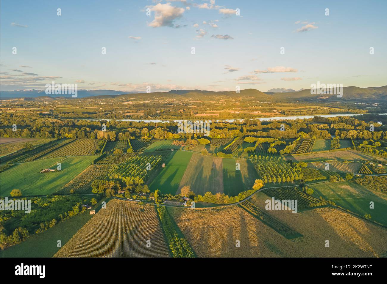 Veduta aerea del fiume Rodano. Nelle vicinanze della città di le Pouzin - Francia. Durante il tramonto. Alberi che gettano un'ombra sui campi circostanti Foto Stock