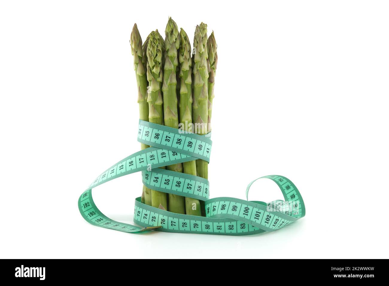 Fascio di asparagi verdi legato con un metro a nastro Foto Stock