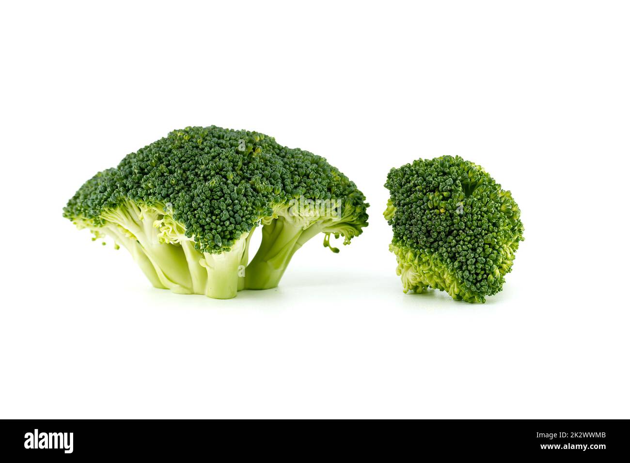 Broccoli freschi su sfondo bianco Foto Stock