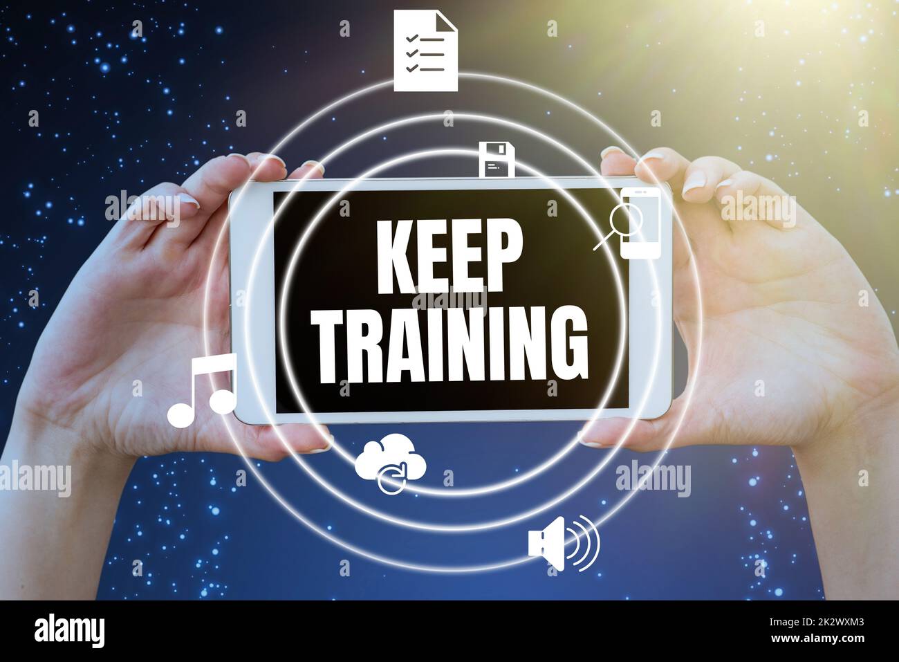 Visualizzazione concettuale Keep Training. Parola scritta sulla perforazione a terra sempre Wonder essere curioso imparare le mani tenere tablet presentando idee innovative simboleggiare la tecnologia. Foto Stock