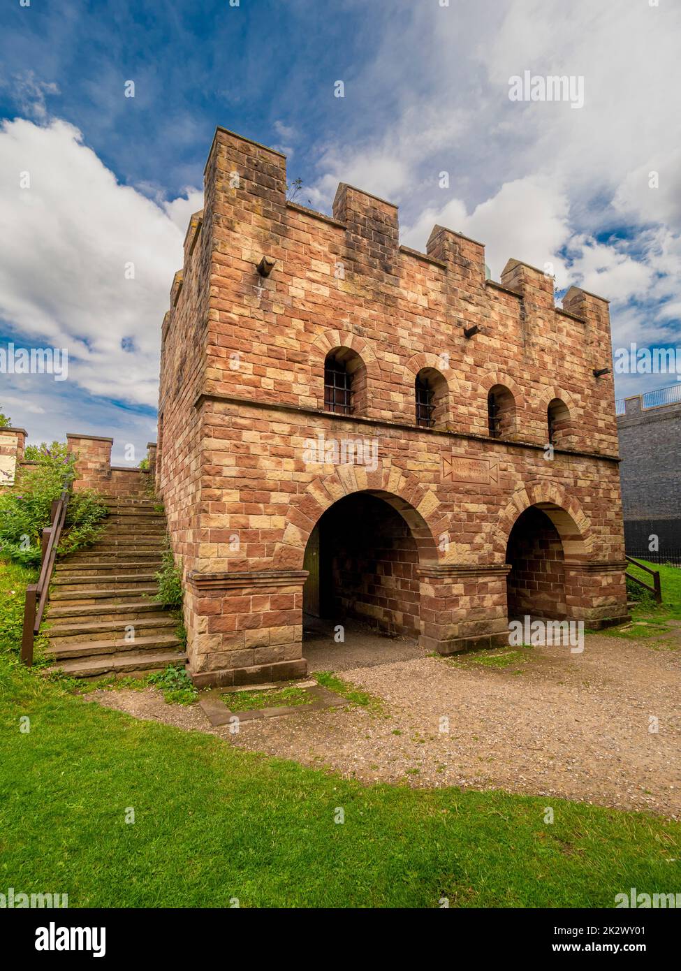 Ricostruita porta di accesso al forte romano (Mamucium), ora Castlefield Urban Heritage Park Manchester. REGNO UNITO Foto Stock