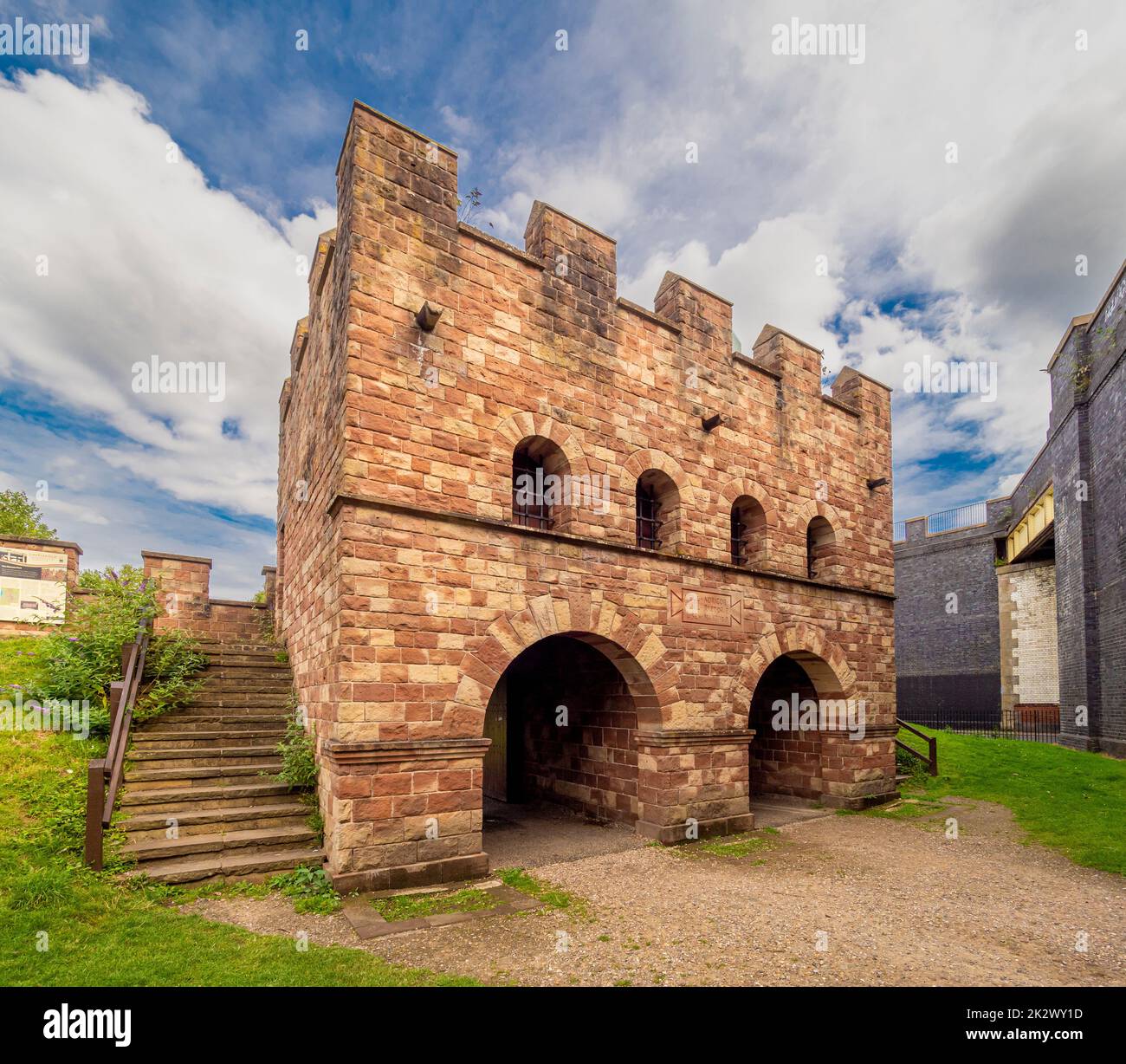 Ricostruita porta di accesso al forte romano (Mamucium), ora Castlefield Urban Heritage Park Manchester. REGNO UNITO Foto Stock