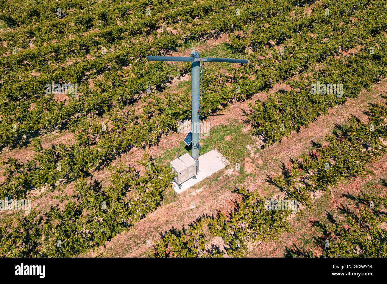 Macchina eolica - sistema antigelo a combustibile solido che utilizza la miscelazione dell'aria per proteggere piante, alberi e terreni agricoli dal gelo primaverile Foto Stock