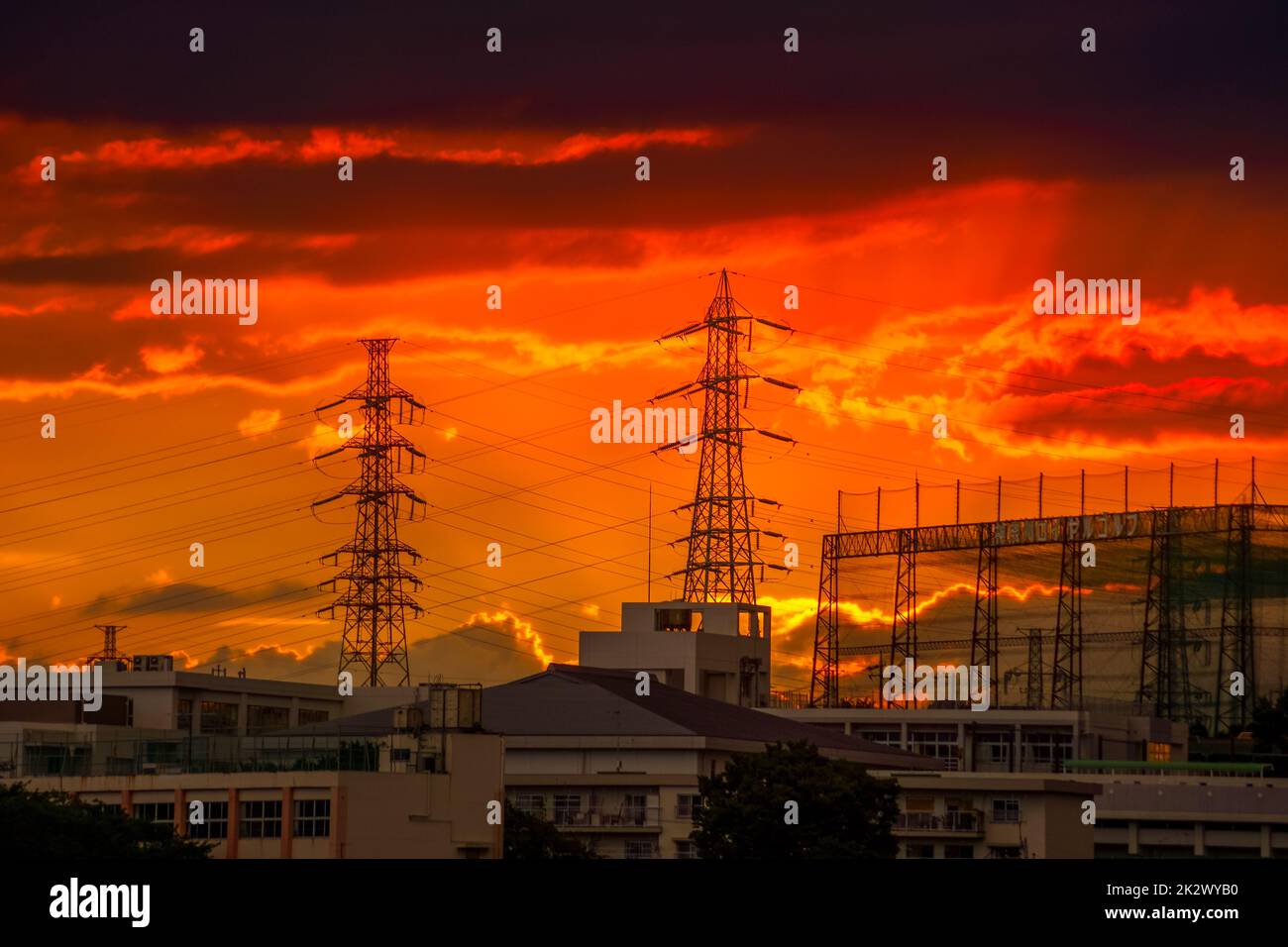 Immagine del crepuscolo e della torre di acciaio Foto Stock