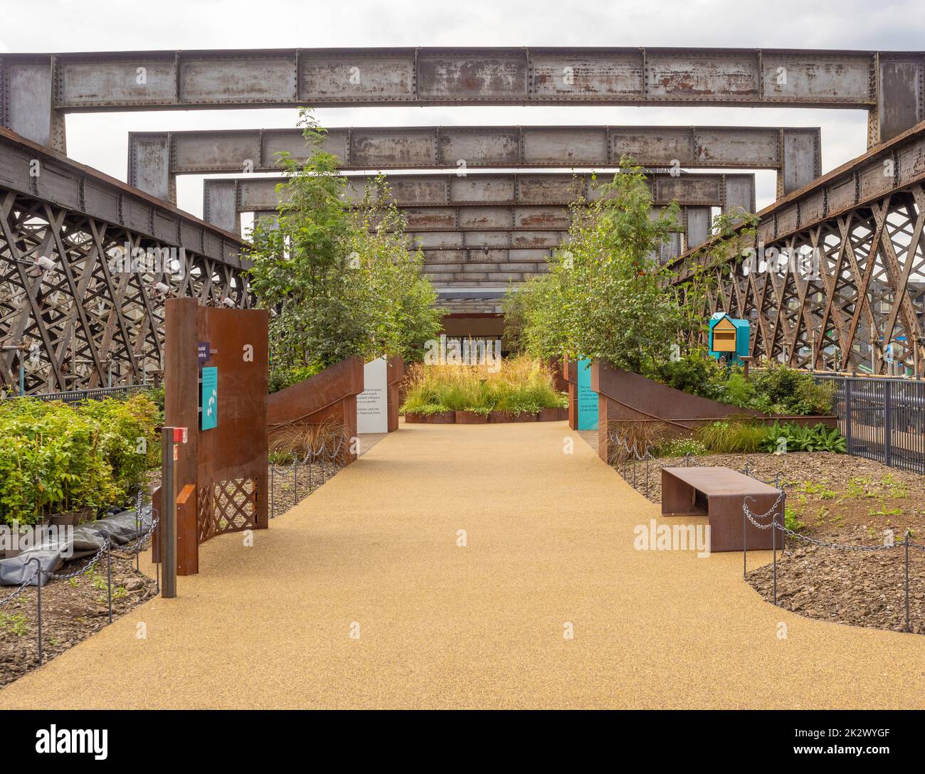 Le travi in metallo rivettate che attraversano il viadotto Castlefield hanno riprogettato Sky Garden. Manchester. REGNO UNITO Foto Stock