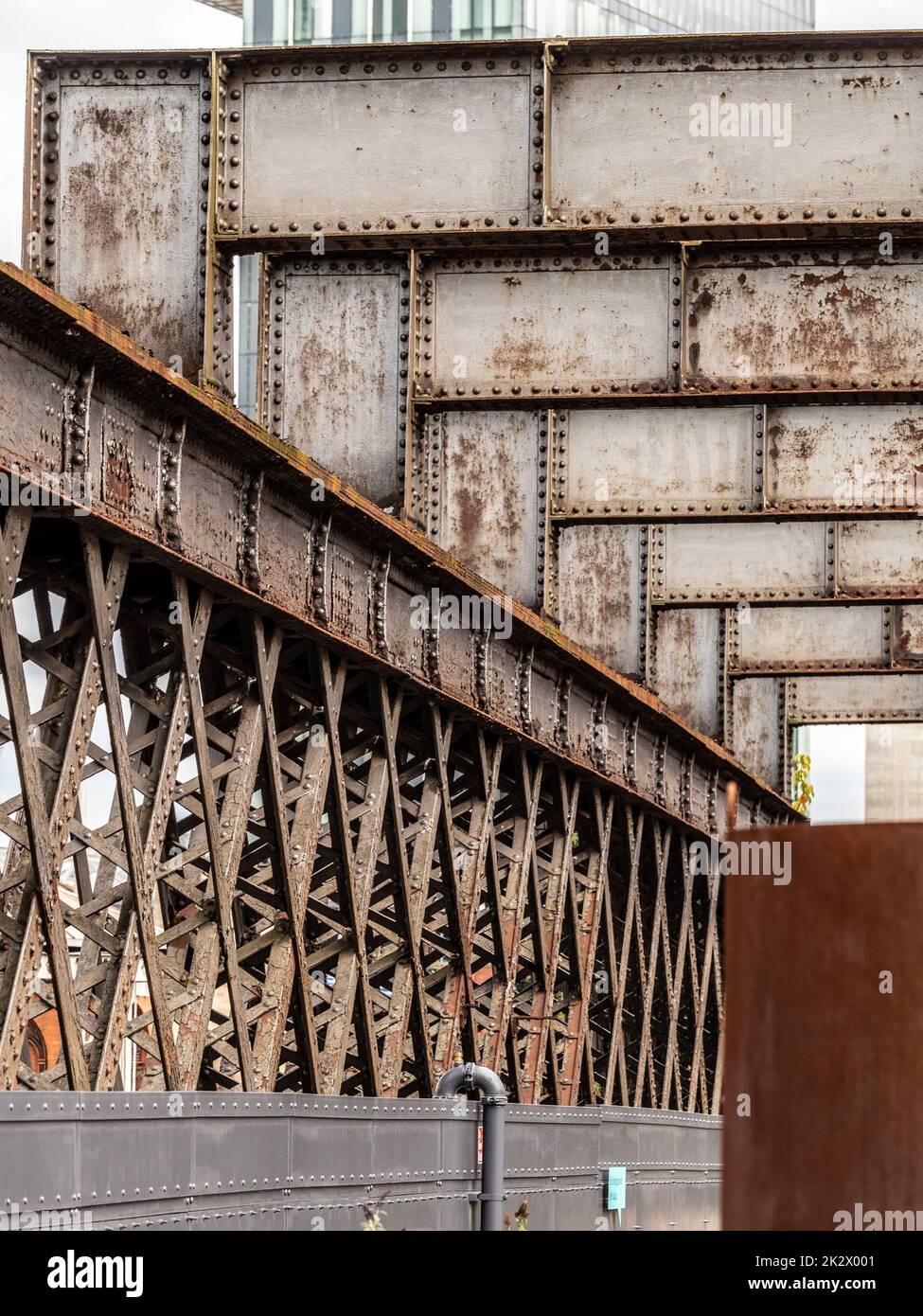 Travi in acciaio rivettate sopra il Viadotto di Castlefield. Manchester. Foto Stock