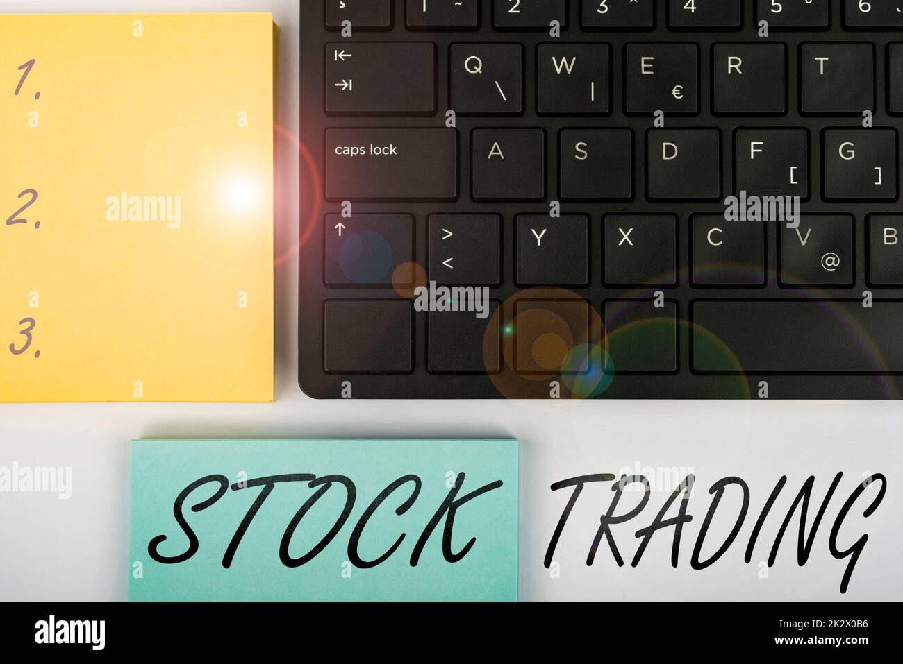 Cartello di testo che mostra Stock Trading. Internet Concept Acquisto e vendita di titoli in formato elettronico su Exchange Floor computer Keyboard e Symbol.Information Medium for Communication. Foto Stock