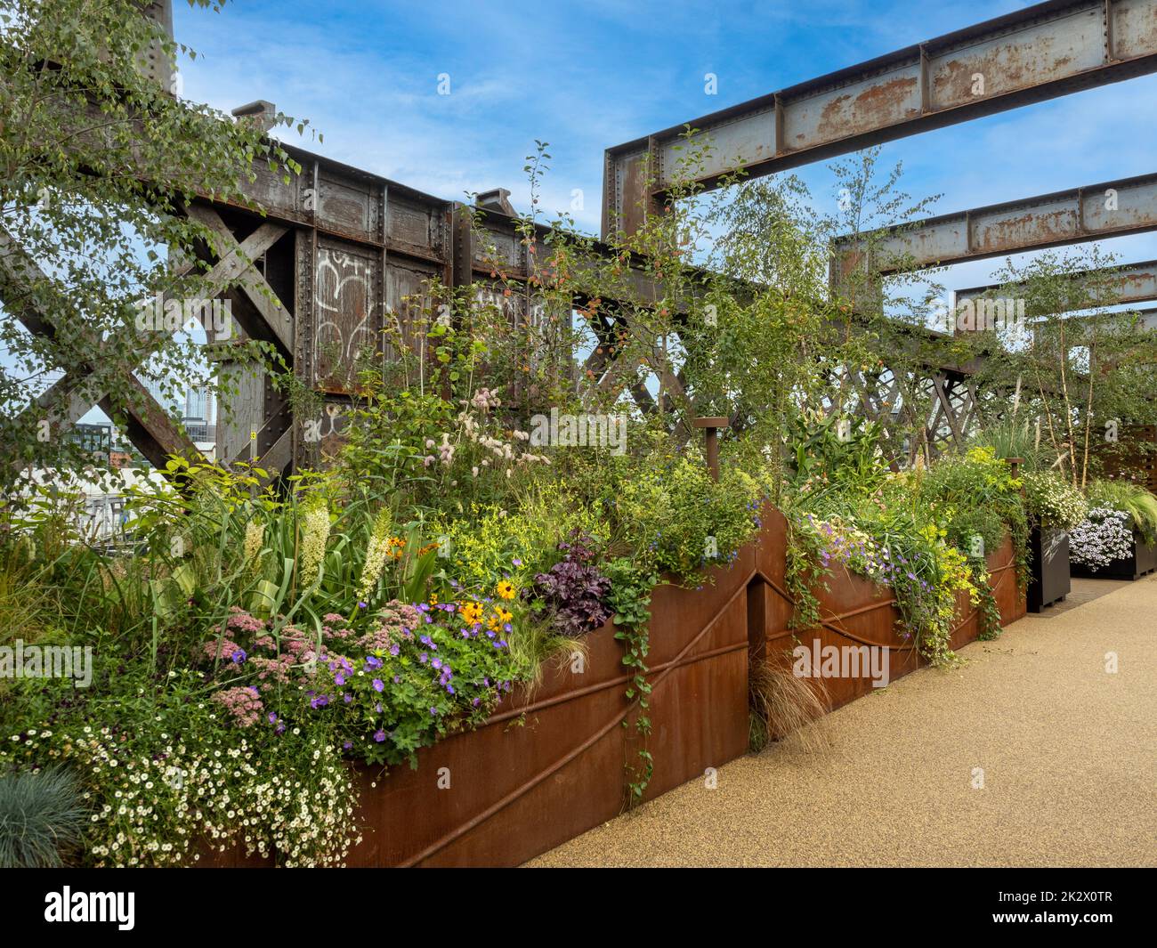 Piantatrice Corten nello Sky Garden a Castlefield Viaduct, Manchester, Regno Unito Foto Stock