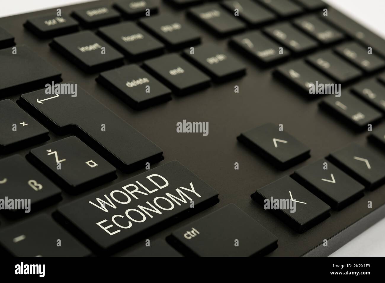 Testo che mostra ispirazione Economia Mondiale. Vetrina aziendale Global Worldwide International Markets Trade Money Exchange computer Keyboard and Symbol.Information Medium for Communication. Foto Stock