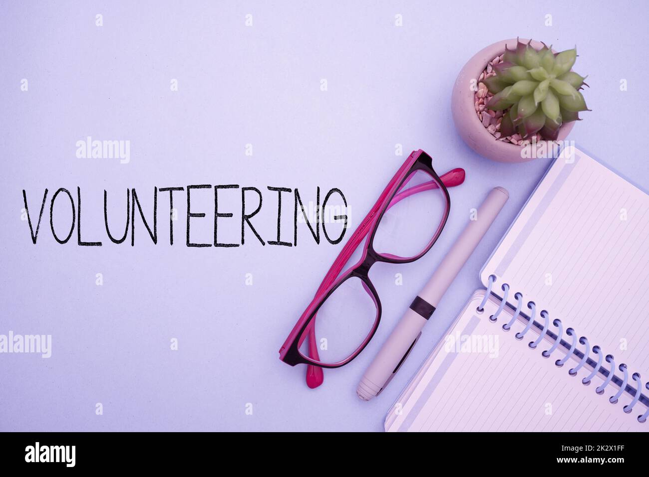 Calligrafia testo Volontariato. Word per fornire servizi per nessun guadagno finanziario volontariamente obbliga flashy forniture per ufficio della scuola, l'insegnamento delle collezioni di apprendimento, gli strumenti di scrittura Foto Stock