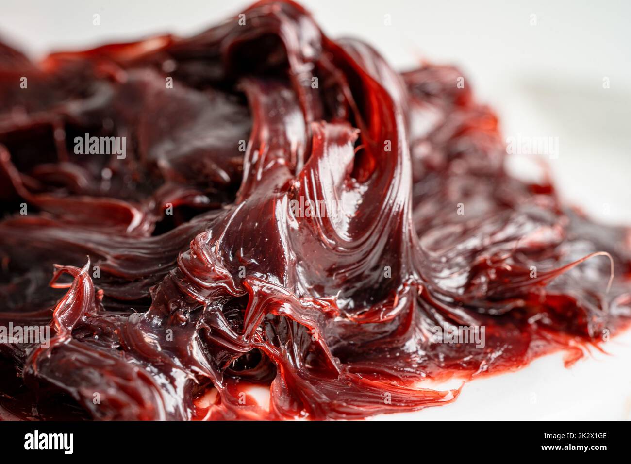 Grasso al litio sintetico rosso eccellente resistente all'acqua per percorsi di movimentazione e lubrificazione di macchinari per il settore automobilistico e industriale. Foto Stock