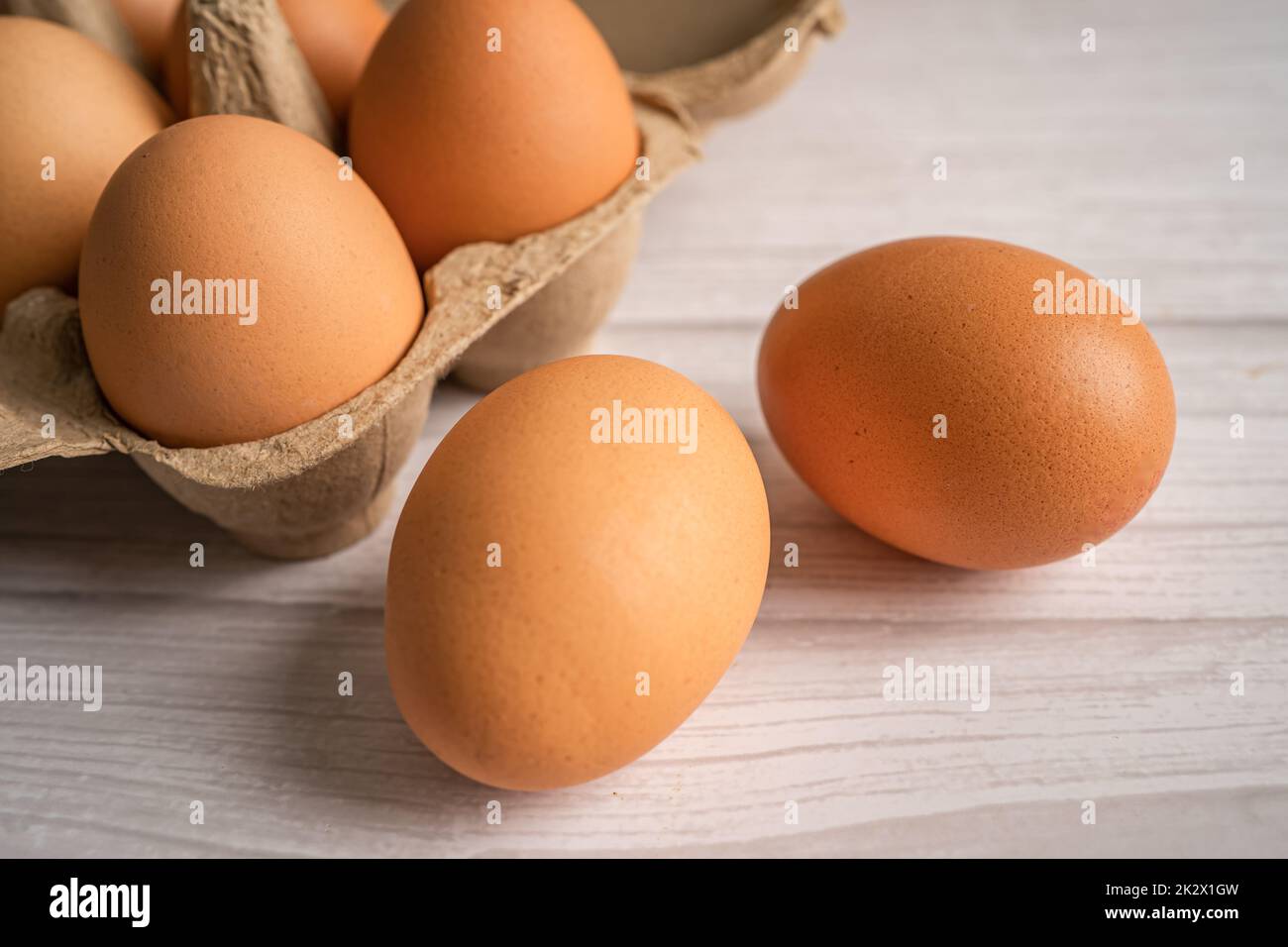 Uova fresche biologiche in confezione di cartone, alimenti biologici sani. Foto Stock