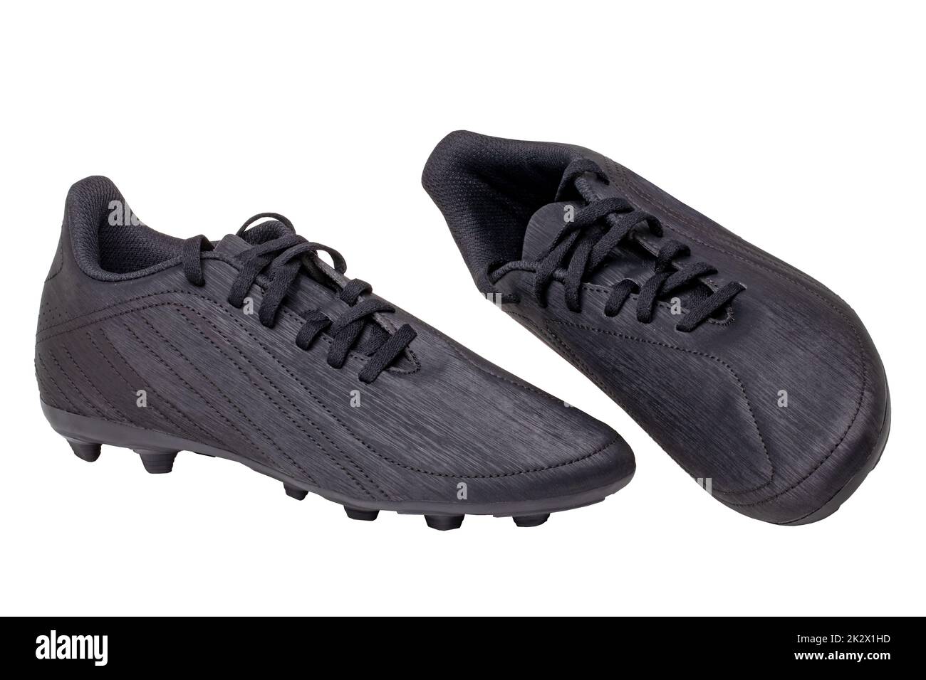 Primo piano di un paio di scarpe da calcio in pelle nera isolate su sfondo bianco. Scarpe da ginnastica professionali per ragazzi. Scarpe sportive. Foto Stock