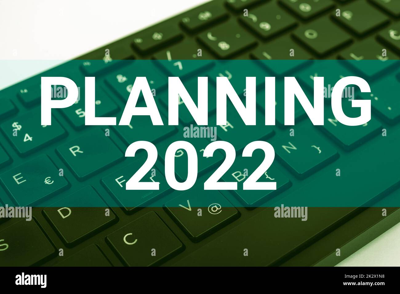 Ispirazione che mostra la pianificazione dei segni 2022. Concetto il significato inizia con End in the Mind posizionamento obiettivi a lungo termine tastiera e simbolo del computer.supporto informativo per la comunicazione. Foto Stock