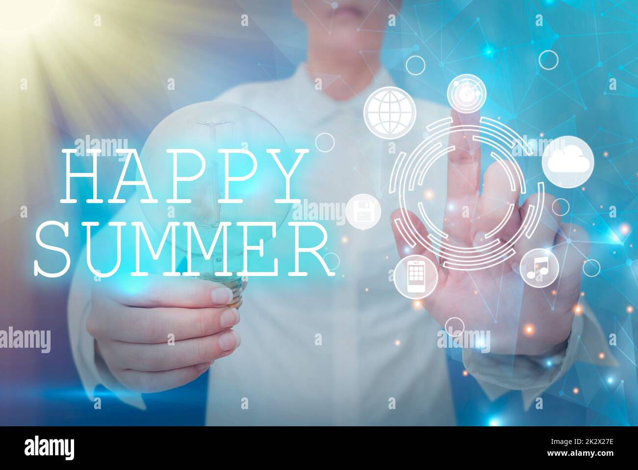 Didascalia testo che presenta Happy Summer. Business vetrina spiagge Sunshine relax caldo Sunny Season Solstice Lady tenendo la lampadina puntando il dito verso l'alto simbolizzando il successo. Foto Stock