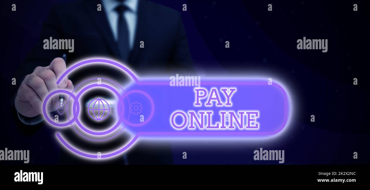 Cartello di testo con la scritta Pay Online. Approccio commerciale acquistare prodotti o servizio utilizzando la carta di credito su qualsiasi sito web uomo d'affari in tuta tenendo il blocco note simbolizzando il lavoro di squadra di successo. Foto Stock