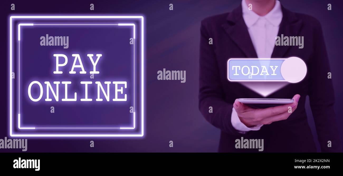 Testo che mostra Inspiration Pay Online. Concetto del Internet comprare i prodotti o il servizio usando la carta di credito su tutto il Web site Lady in penna di tenuta del vestito che simbolizza le realizzazioni riuscite del lavoro di squadra. Foto Stock