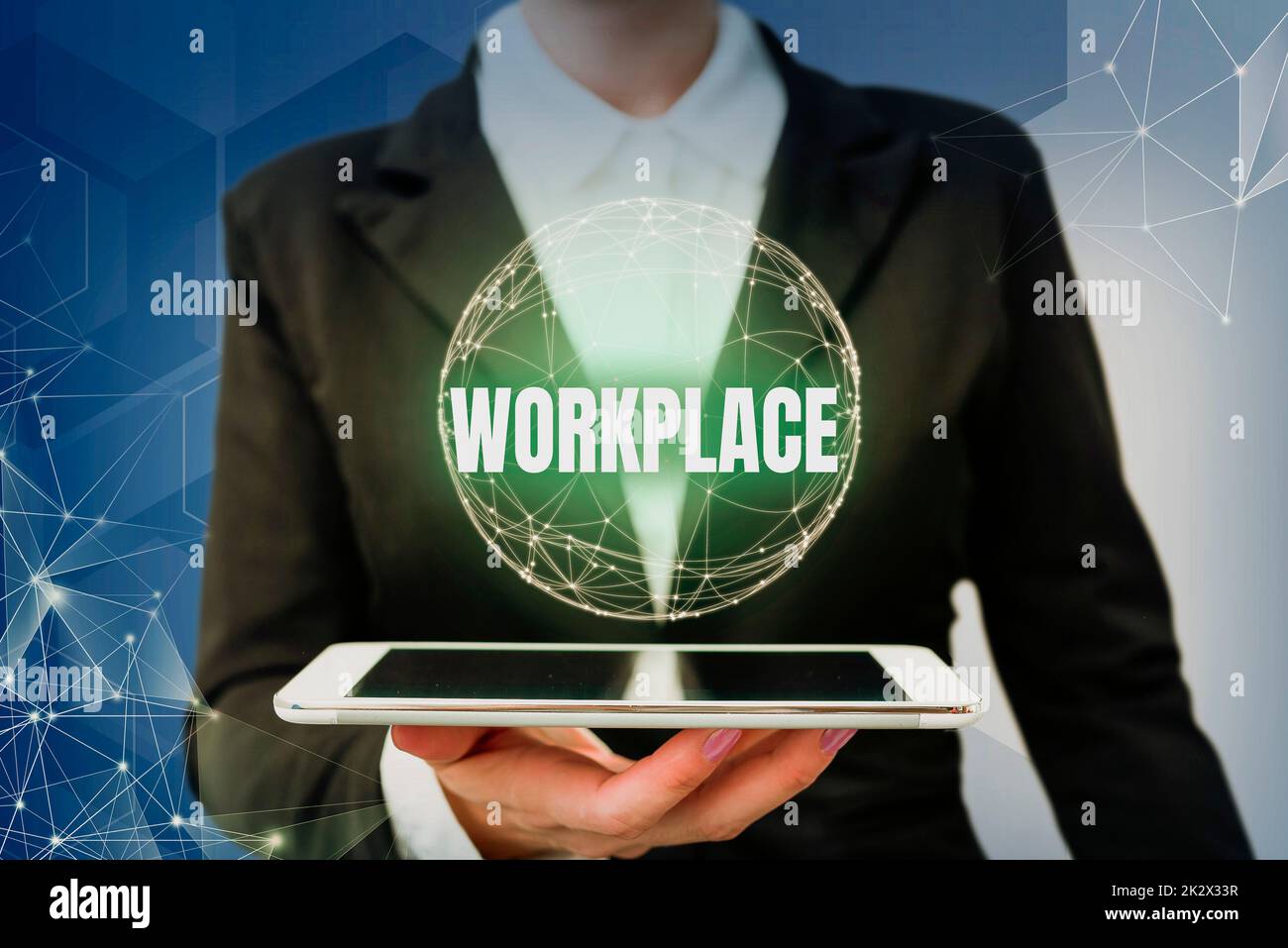 Testo che mostra Inspiration Workplace. Foto concettuale Area dove puoi trovare impegnato a mostrare i loro ordini di lavoro Lady in Suit holding tablet che simboleggia il pensiero innovativo globale. Foto Stock