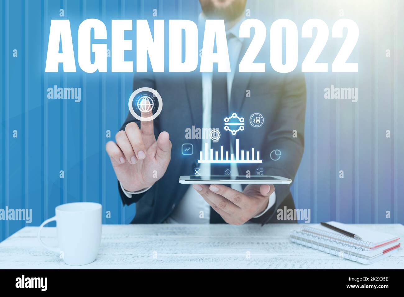 Ispirazione che mostra il segno Agenda 2022. Internet Concept list delle attività in ordine di cui devono essere prese uomo tenendo schermo di cellulare che mostra la tecnologia futuristica. Foto Stock