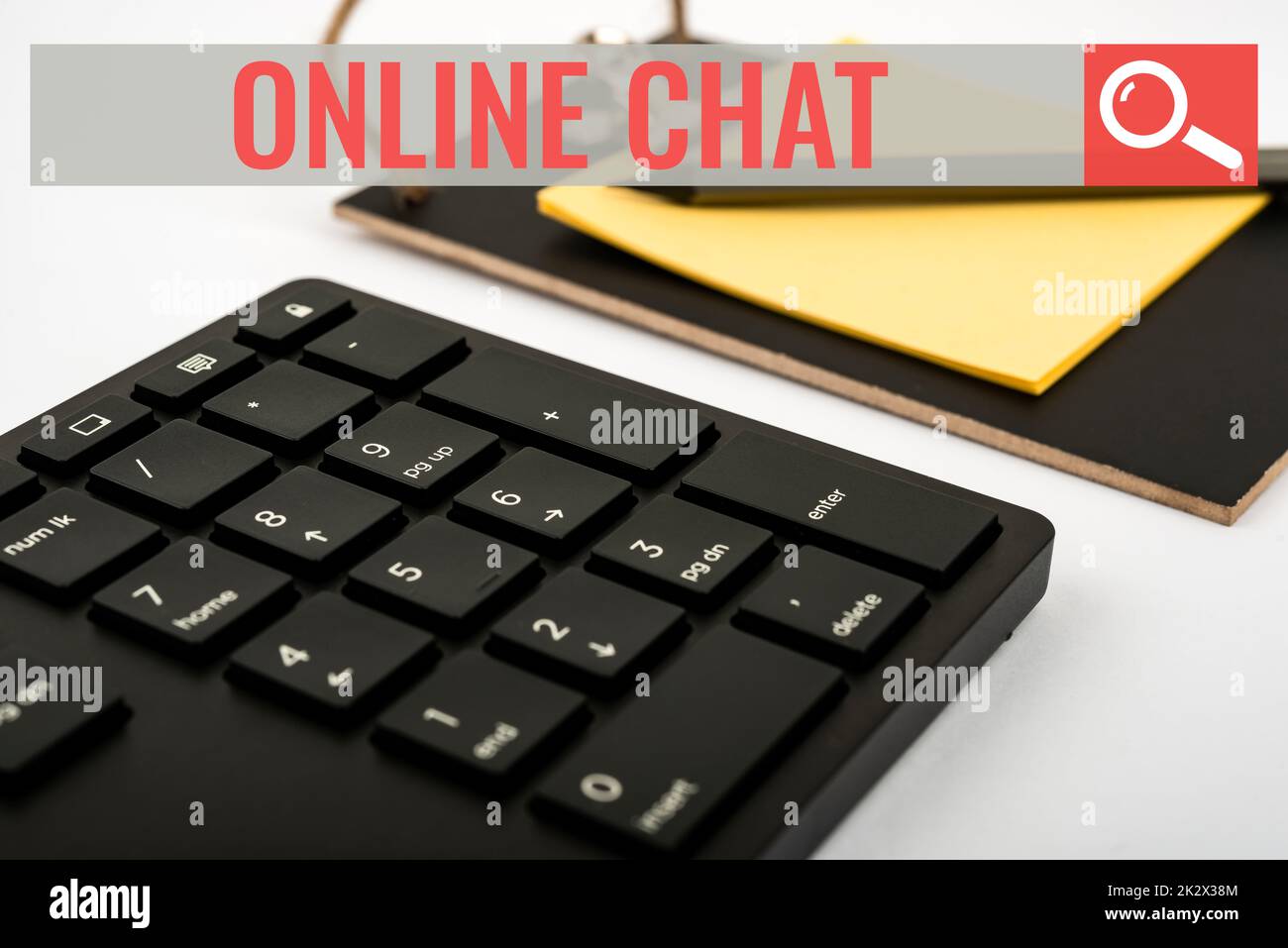 Testo che mostra la chat online di Inspiration. Approccio aziendale parlare con un amico o qualcuno tramite Internet e PC telefono computer tastiera e Symbol.Information Medium per la comunicazione. Foto Stock