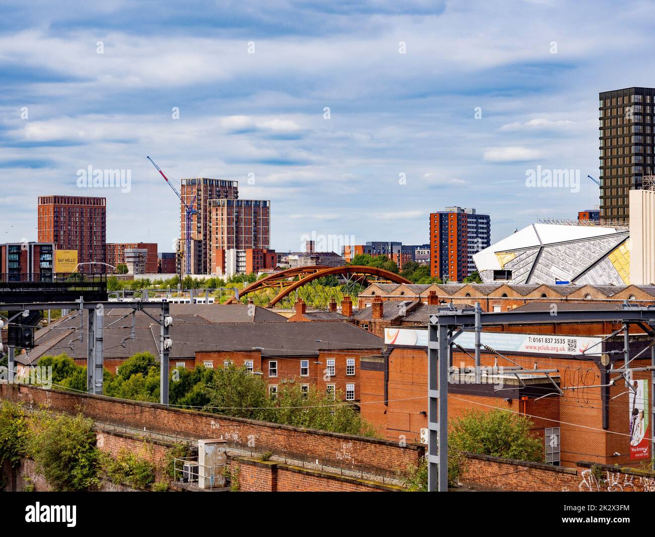 Vista sopraelevata dell'area di Castlefield di Manchester nelle giornate di sole d'estate. REGNO UNITO Foto Stock