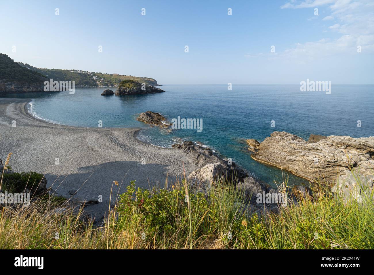 Una spiaggia solitaria e remota in Italia Foto Stock