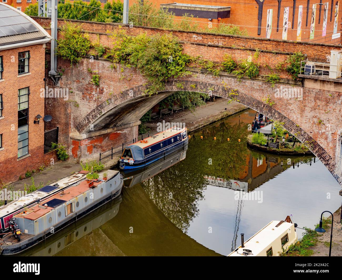 Vista rialzata del canale Bridgewater Staffordshire Arm ormeggio. Castlefield. Manchester. REGNO UNITO Foto Stock