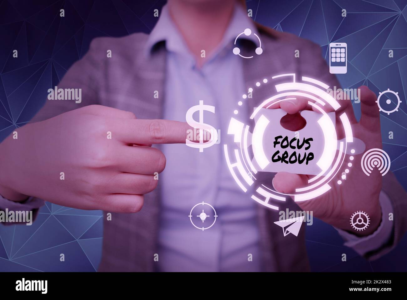 Simbolo di testo che mostra il gruppo di messa a fuoco. Parola scritta su mostrare assemblato per partecipare alla discussione su qualcosa Lady in tuta che punta pezzo di puzzle che rappresenta il pensiero innovativo. Foto Stock