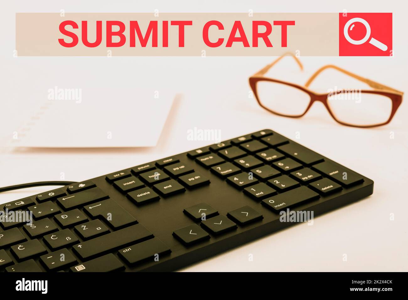 Didascalia di testo che presenta il carrello di invio. Invio di foto concettuali elenco degli articoli online procedere con il checkout tastiera del computer e simbolo.supporto informativo per la comunicazione. Foto Stock