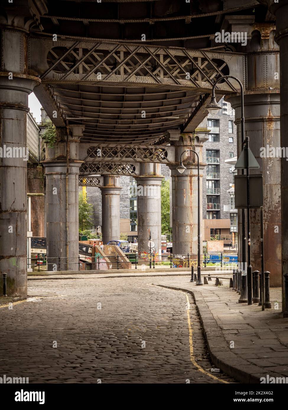 Duke Street con i supporti in acciaio del ponte ferroviario sopra, spesso utilizzato per le riprese di drammi d'epoca. Castlefield. Manchester. REGNO UNITO Foto Stock