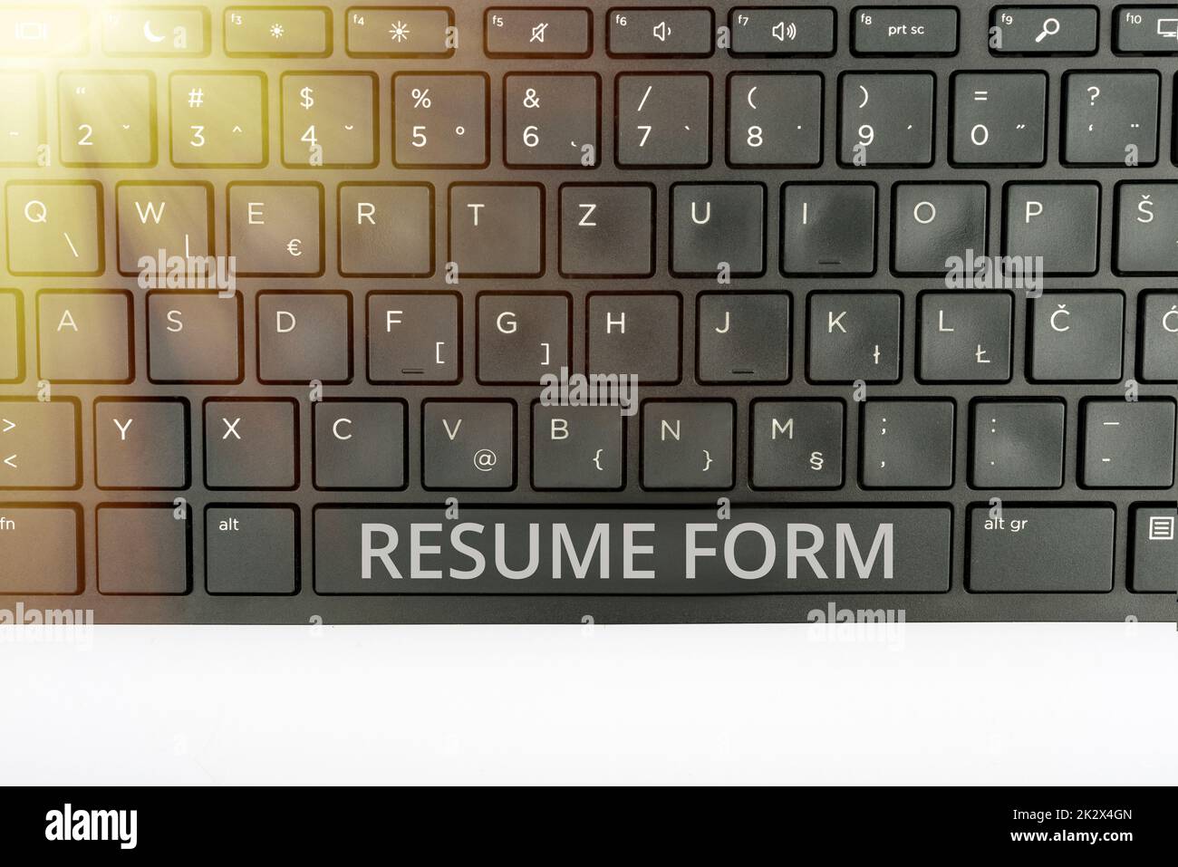 Segno che visualizza il modulo del curriculum. Word per descrivere gli elementi di layout visualizzati nel documento scritto tastiera computer e simbolo.supporto informativo per la comunicazione. Foto Stock