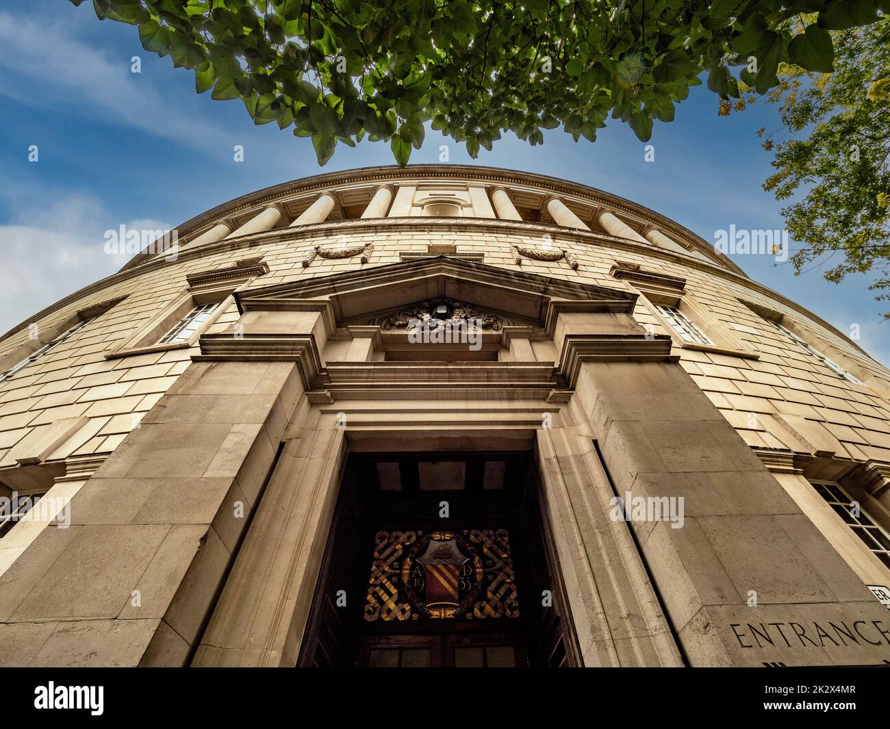 Facciata esterna curva della biblioteca centrale di Manchester vista da Mount Street. REGNO UNITO Foto Stock