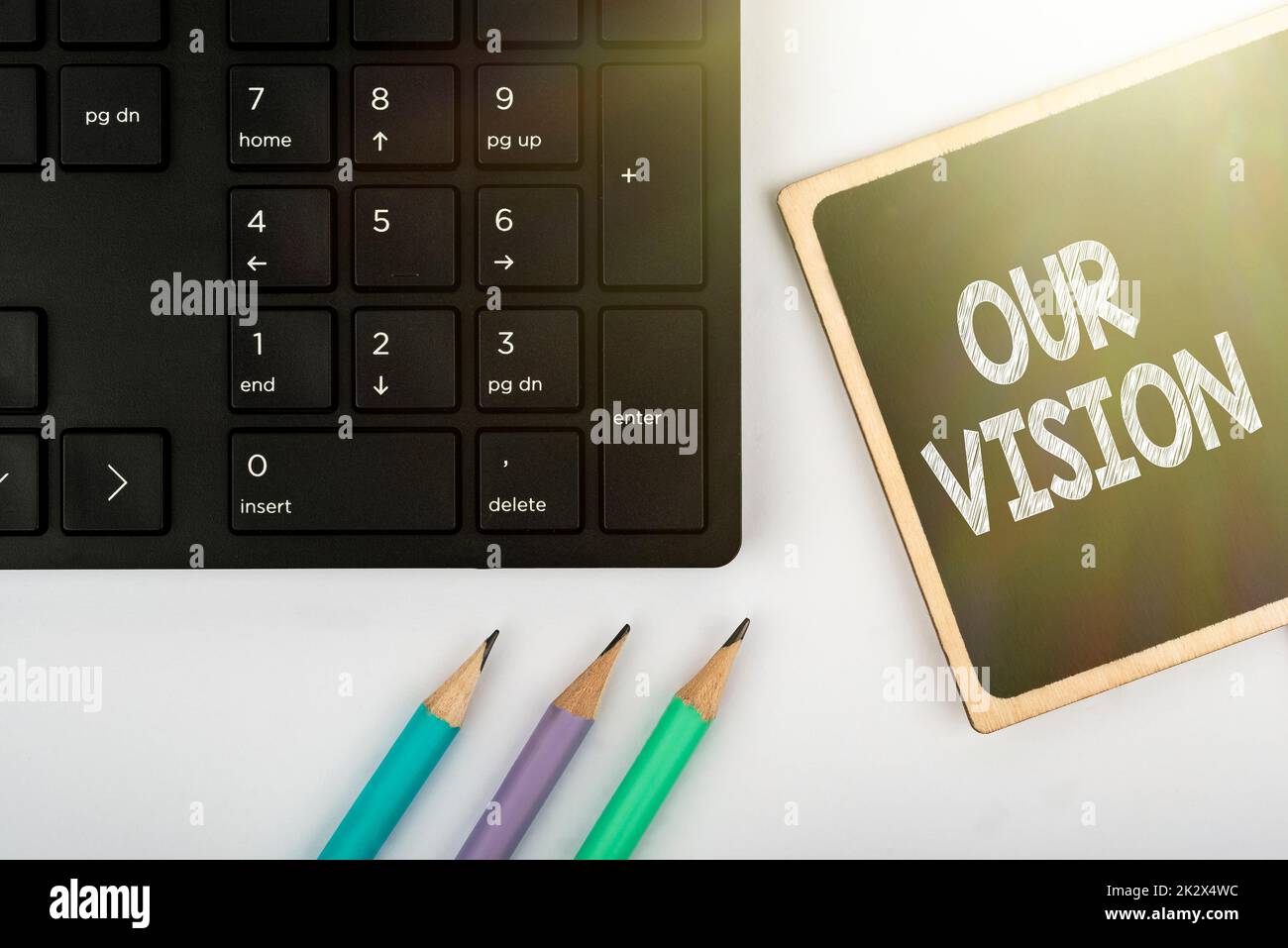 Didascalia di testo che presenta la nostra visione. Business idea piano per i prossimi cinque-dieci anni circa gli obiettivi aziendali da realizzare computer Keyboard e Symbol.Information Medium per la comunicazione. Foto Stock