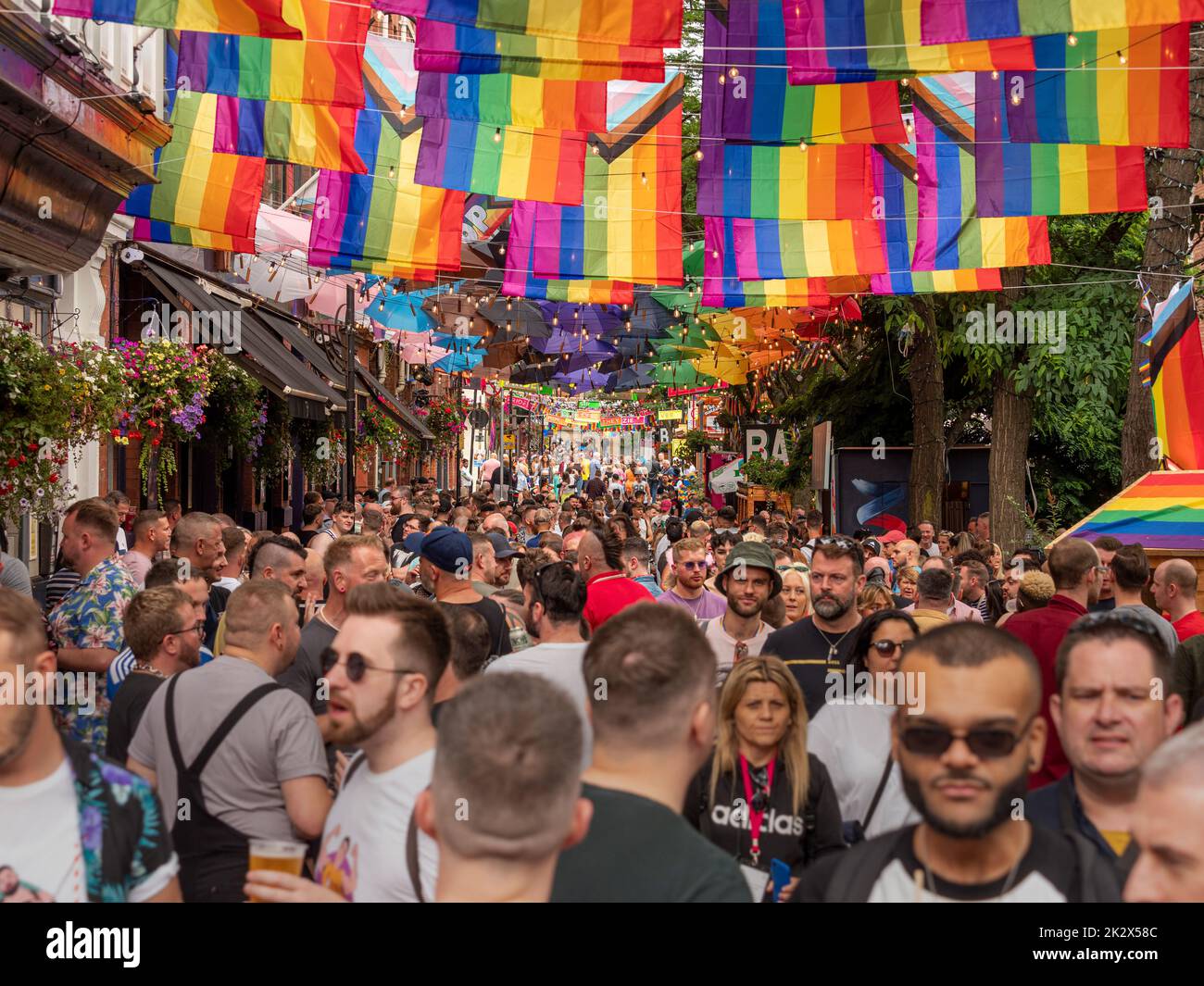 Affollata Canal Street, centro del villaggio gay di Manchester. REGNO UNITO Foto Stock