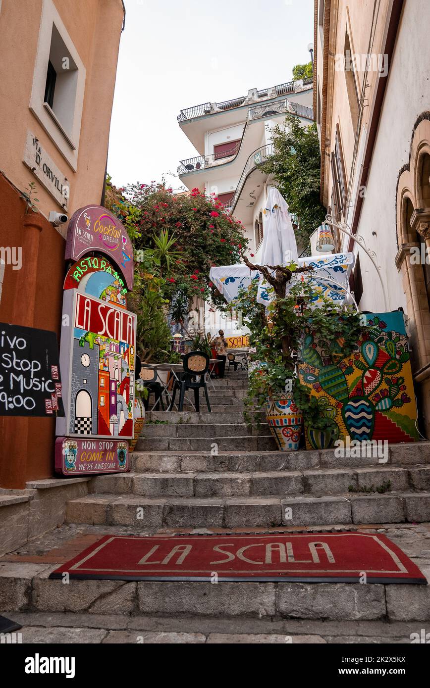 Belle decorazioni d'arte su gradini tra vecchi edifici della città costiera Foto Stock
