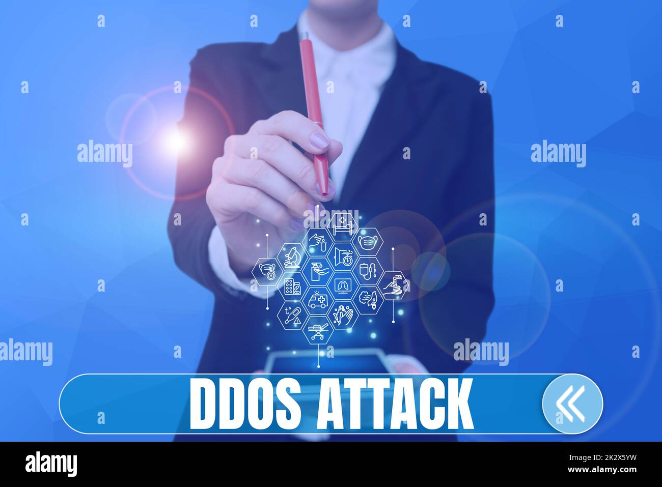 Scrittura di testo in cui viene visualizzato un attacco DDoS. L'autore concettuale della foto cerca di rendere la risorsa di rete non disponibile Lady premendo lo schermo del telefono cellulare che mostra la tecnologia futuristica Foto Stock