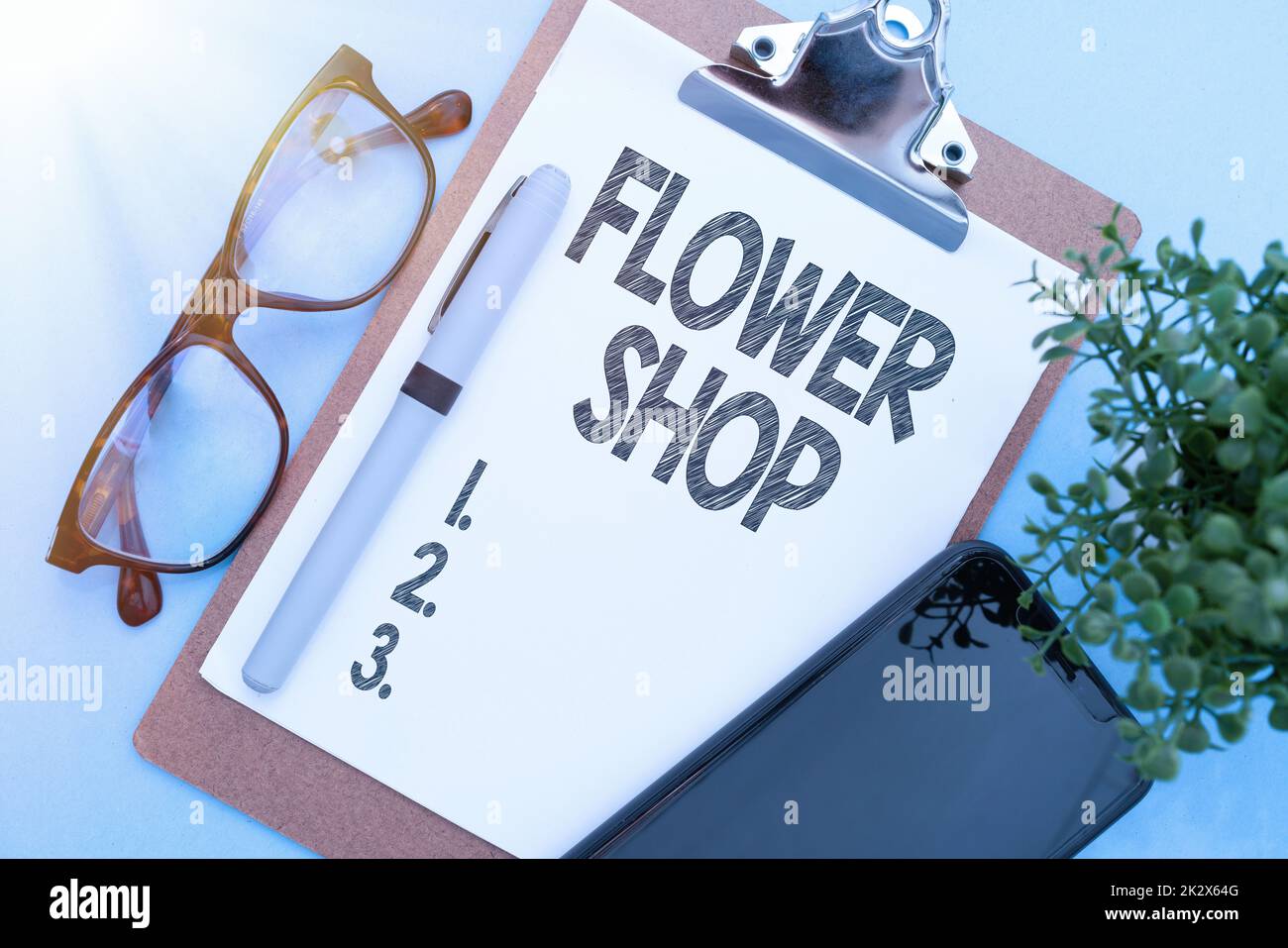 Scrittura visualizzazione testo Flower Shop. Concetto di affari dove i fiori tagliati sono venduti con le decorazioni per i regali gli articoli flashy dell'ufficio della scuola, le collezioni imparanti di insegnamento, gli attrezzi di scrittura Foto Stock