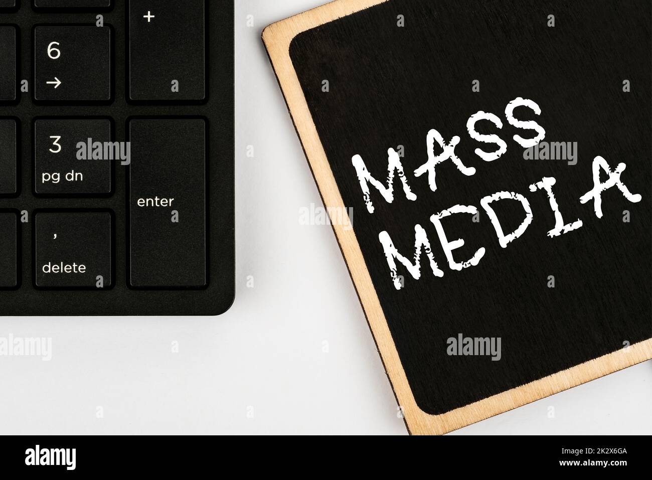Ispirazione che mostra il segno Mass Media. Business idea Group che mostra come fare notizie al pubblico di ciò che sta accadendo tastiera del computer e Symbol.supporto informativo per la comunicazione. Foto Stock