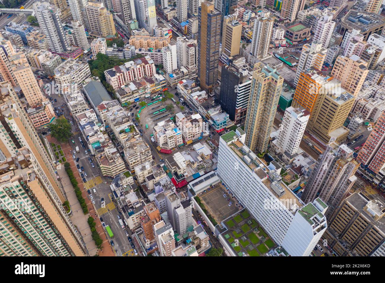 Yuen Long, Hong Kong 18 ottobre 2020: Il drone sorvola la città di Hong Kong Foto Stock