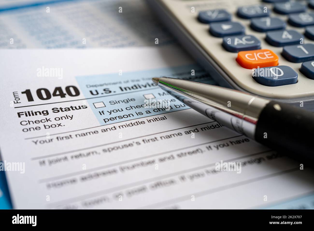 Modulo di dichiarazione fiscale 1040 con bandiera USA America e banconota da dollaro, reddito individuale USA. Foto Stock