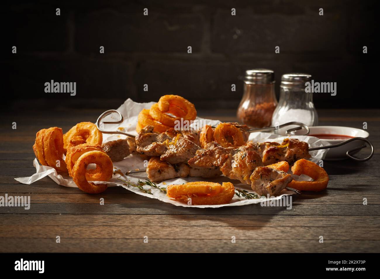 Deliziosi antipasti di kebab e riccioli di patate con condimenti Foto Stock