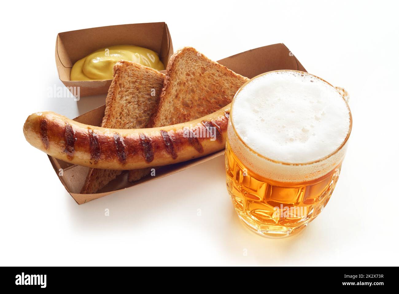 Birra e salsiccia alla griglia sul tavolo Foto Stock