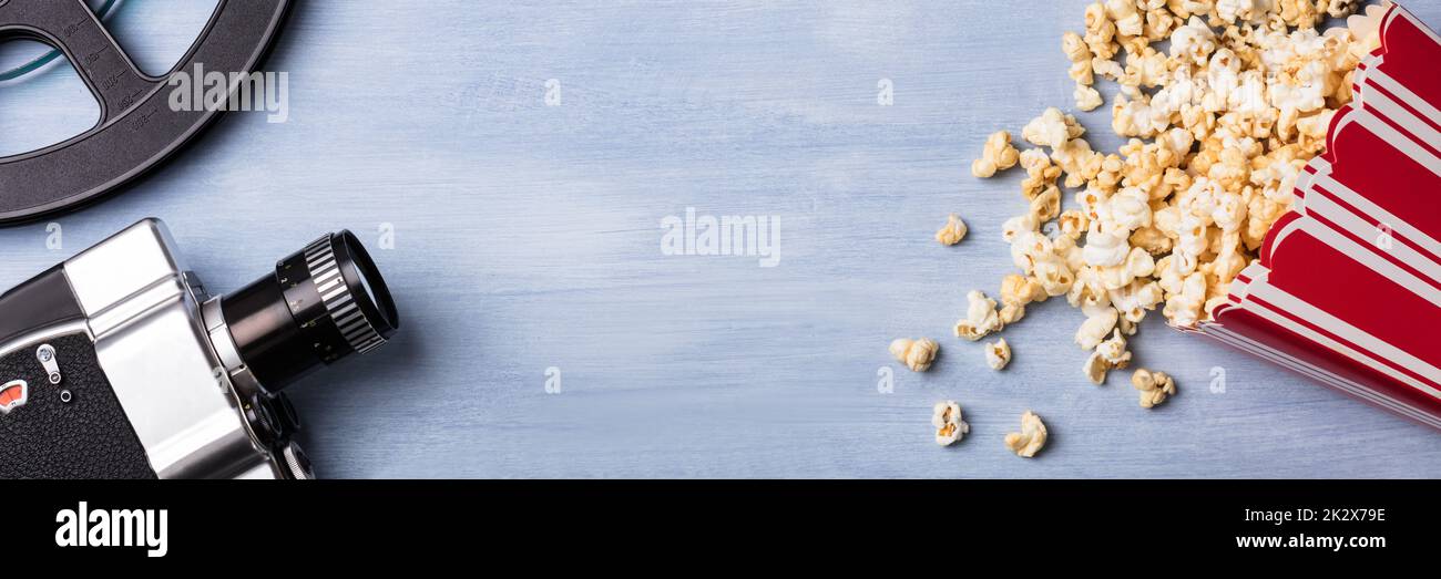 Eventuali fuoriuscite di popcorn con Clapperboard e macchina fotografica del film Foto Stock