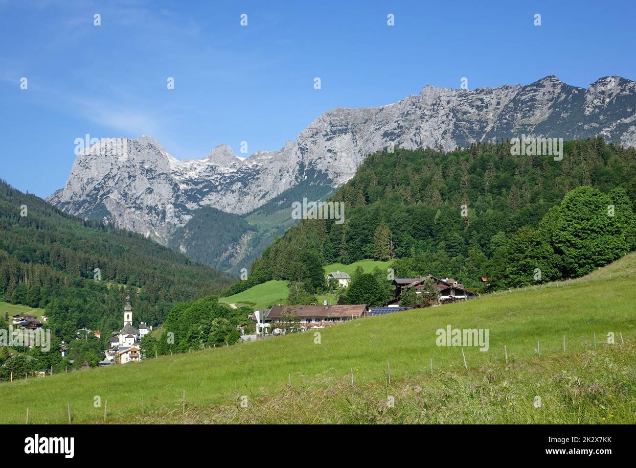 Germania, Baviera, Landkreis Berchtesgaden, Berchtesgadener Alpen, Ramsau, Chiesa di San Sebastian, parco nazionale, montagne Reiter Alpe, paesaggio Foto Stock