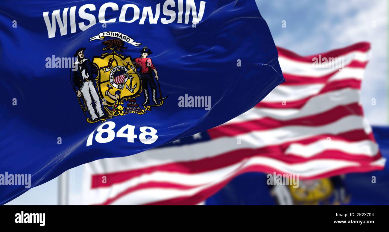 La bandiera dello stato del Wisconsin sventola insieme alla bandiera nazionale degli Stati Uniti Foto Stock