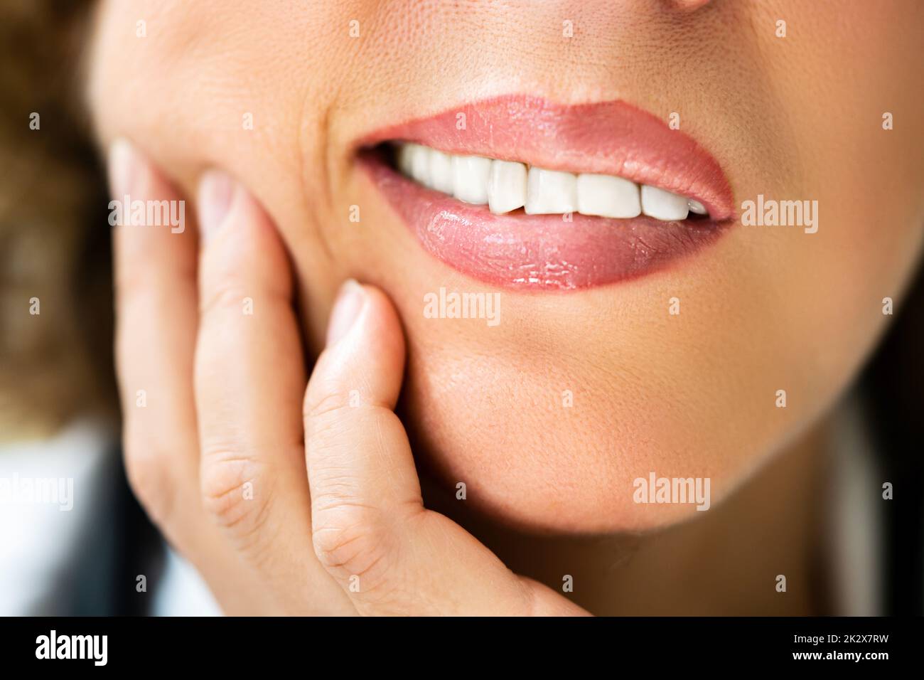 Dente irritato e decadimento. Salute dentale della donna Foto Stock