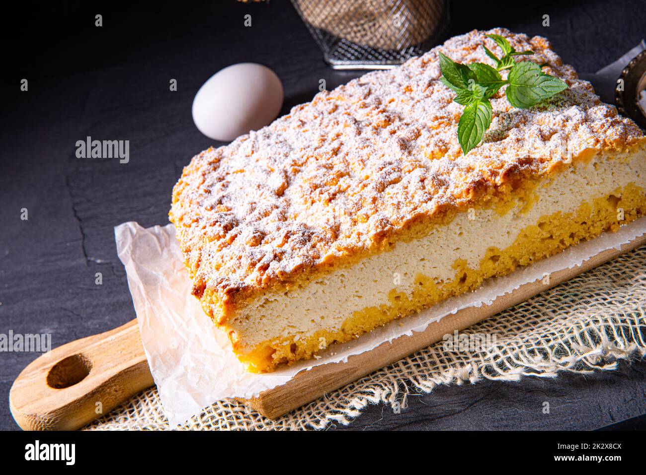 Cheesecake dalla teglia con crumble Foto Stock