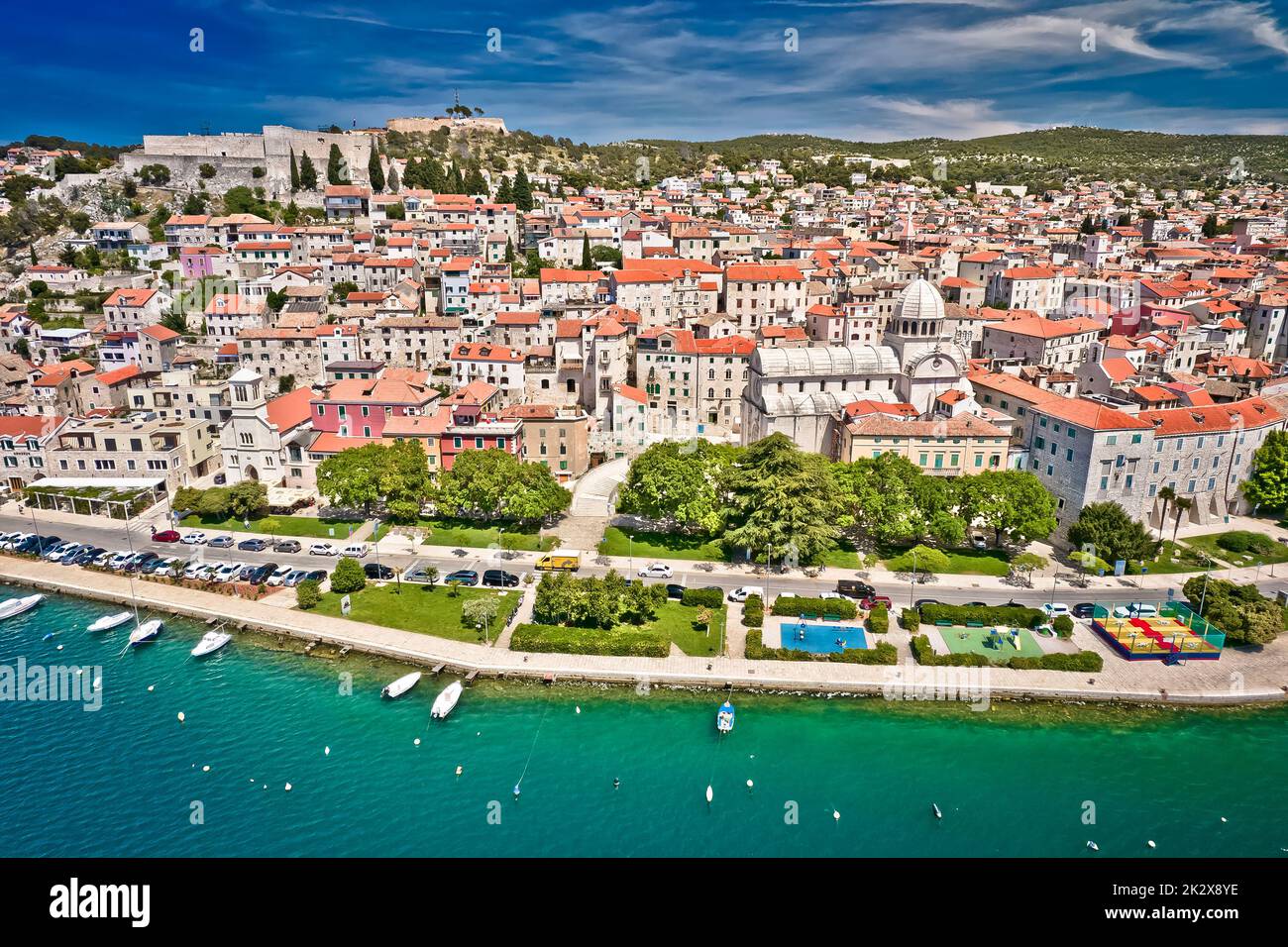 Sebenik lungomare e st. Vista aerea della cattedrale di James, sito patrimonio dell'umanità dell'UNESCO Foto Stock